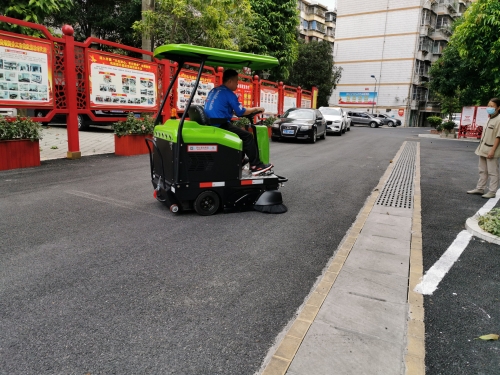 南寧電動掃地車清掃小區(qū)落葉粉塵