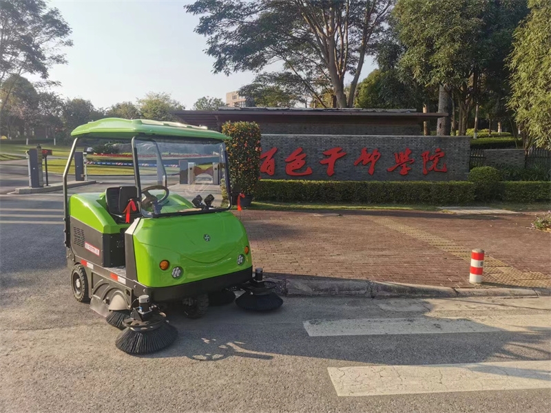 百色干部學(xué)院選擇我司掃地車